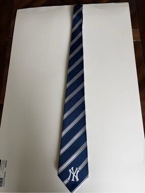 MLB officially licensed NY Yankees logo fan tie. 100% polyester.